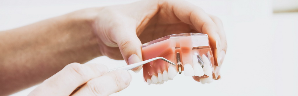 Příliš silné kontrakce čelistí způsobují skřípání zubů ve spánku a mohou vést k jejich poškození